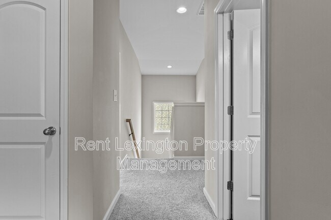 Building Photo - 220 Little Leaf Dr