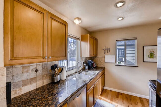 Building Photo - 1370 Xanthia St
