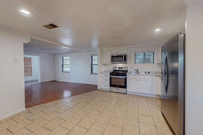Building Photo - 2830 Floral Rd NW
