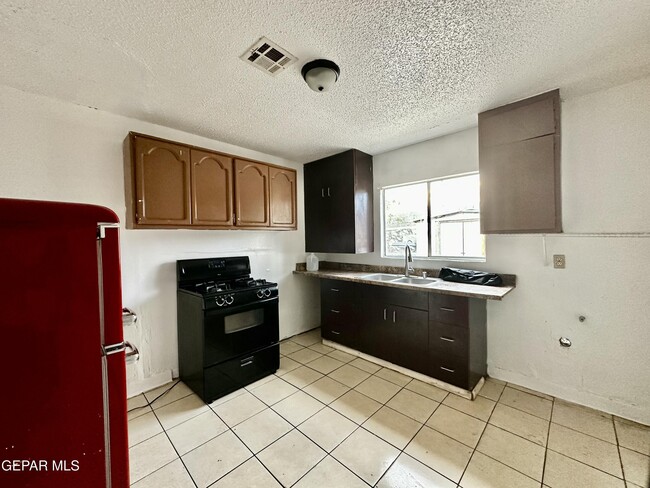 Building Photo - 6041 Yandell Dr