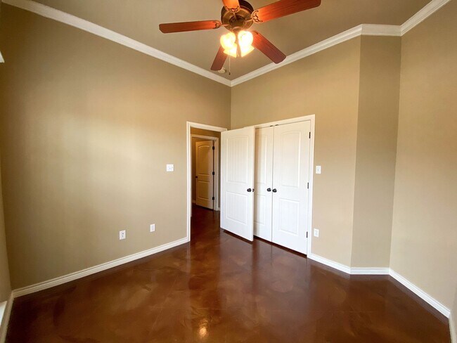 Building Photo - 4  Bedroom Single Famly Home Available Now!