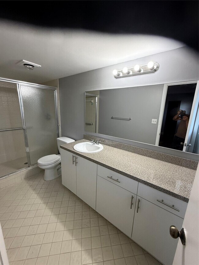 Building Photo - 2033 Coral Ridge Dr