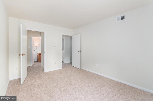 Building Photo - 5805 Royal Ridge Dr