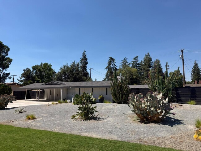 Building Photo - 2430 W San Jose Ave