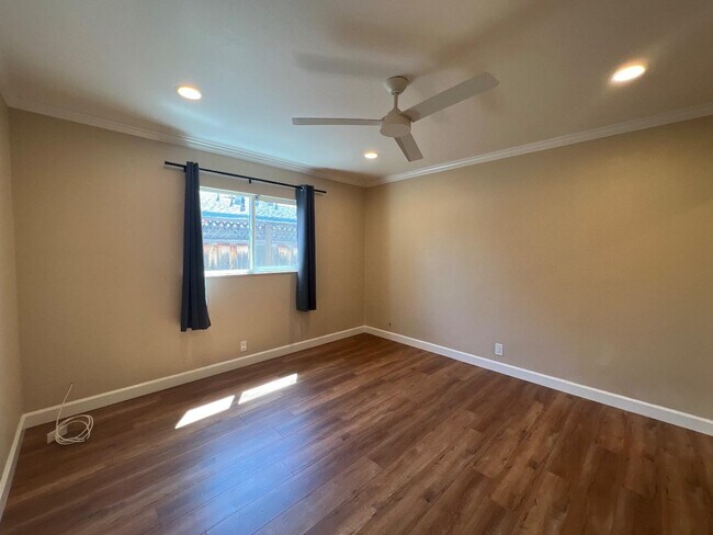 Building Photo - 3095 Calzar Dr
