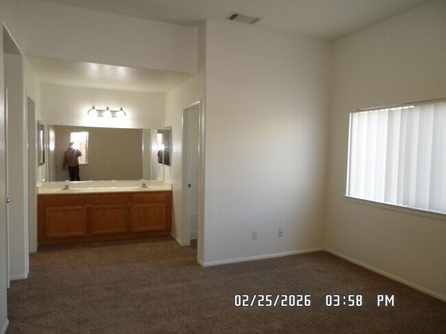 Building Photo - 3 Bedrooms, 2 Bathrooms, Approx 1582 sq. ft., 2 Car Garage, Fenced Back Yard, Rock-scaped Front Y...