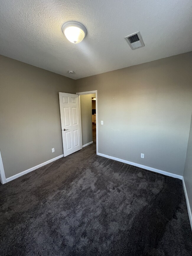 Building Photo - Cozy 2-Bedroom Home in Des Moines – Move-I...