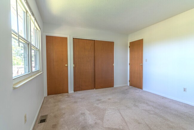 Building Photo - 1047 Alpine Ct