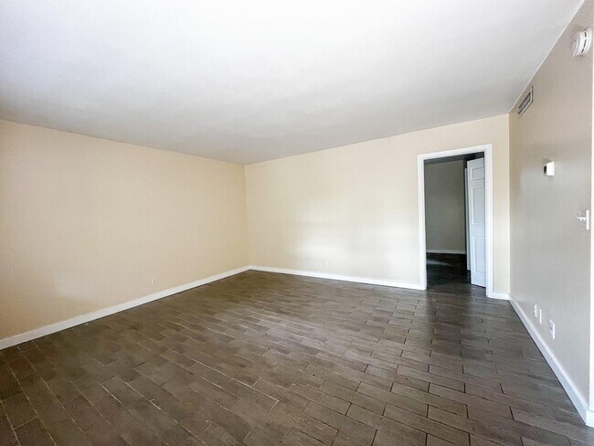 Building Photo - 202 Lucerne Ave