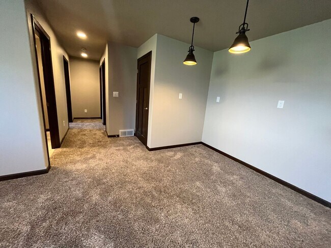 Building Photo - Gorgeous 4 Bed/3 Bath Home in Great Location!