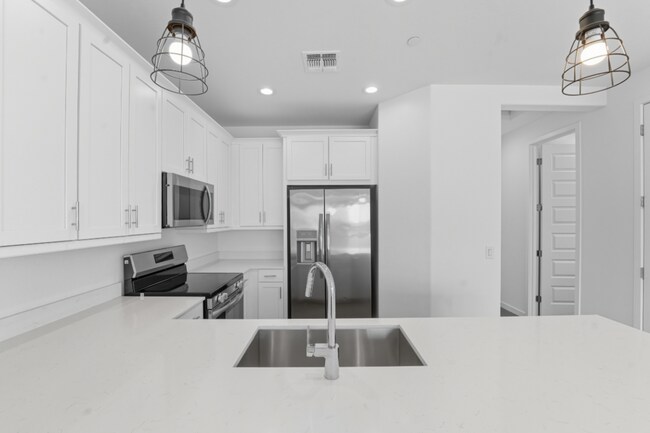 Building Photo - Like Brand New Luxurious Modern 3 Bedroom 2 Bath Townhome in Warner Meadow – Rare Rental Opportun...