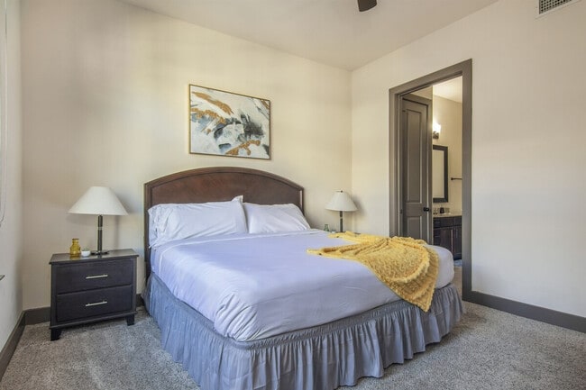 Building Photo - 5351 W Alabama St