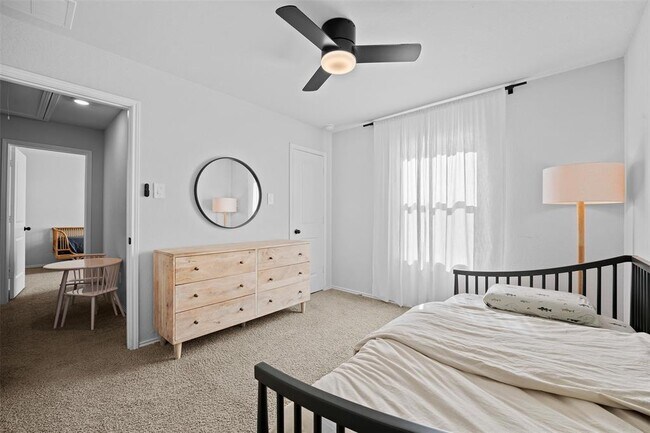 Building Photo - 144 Calgary Ln