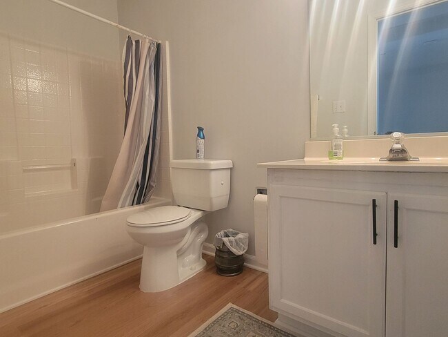 Building Photo - Beautifully Updated Townhouse in Sought-Af...