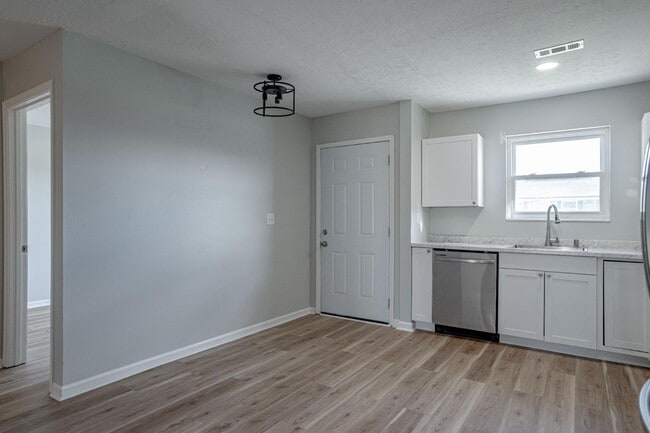 Building Photo - 1312 Farmingdale Dr