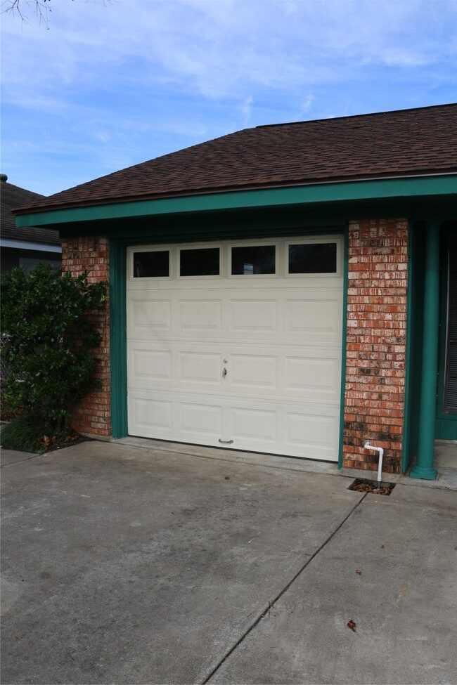 Building Photo - 710 W 7th St