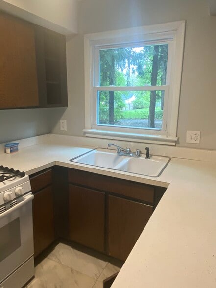 Kitchen - 219 W Elm St