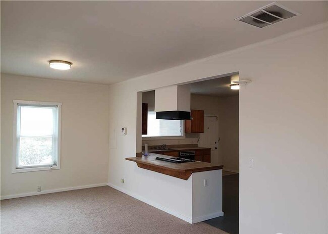 Building Photo - 2 BD 1 BA home with easy transit