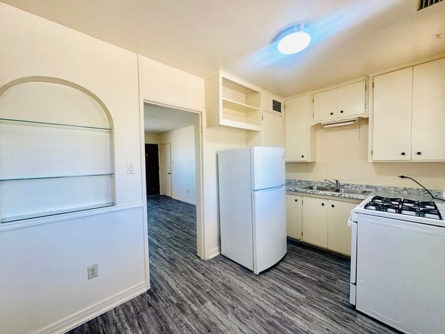 Building Photo - New Flooring! Spacious Private Yard with W...
