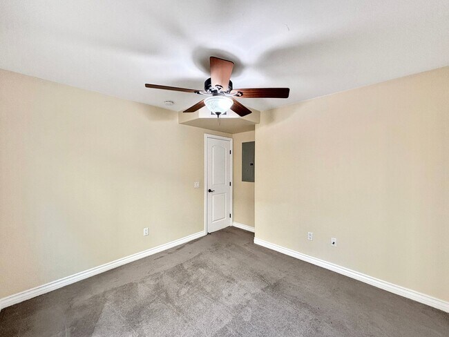 Building Photo - Stunning 4BD/3.5BA Townhouse in Pacific Be...