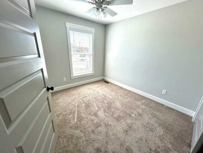 Building Photo - Modern 3-Bedroom 3-Story Apartment with a ...