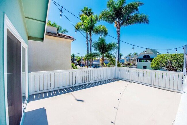 Building Photo - Charming Coastal Retreat - Newly Remodeled!