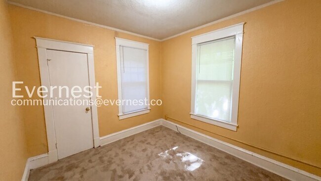 Building Photo - 2 Bed/1 Bath Home with Off-Street Parking / Coming Soon!