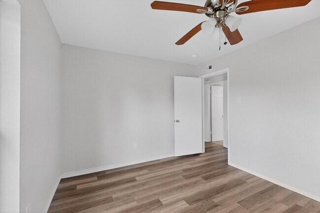 Building Photo - 5516 Laredo Ln