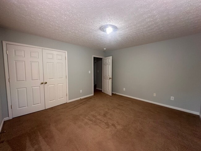 Building Photo - Spacious 4-Bedroom Home in Prospect – Lawn Care Included!