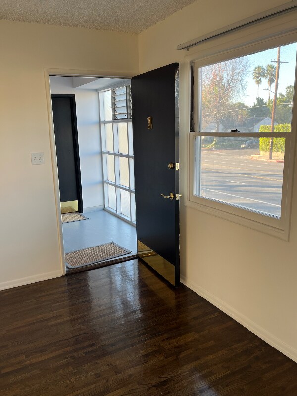 Building Photo - 13744 Burbank Blvd