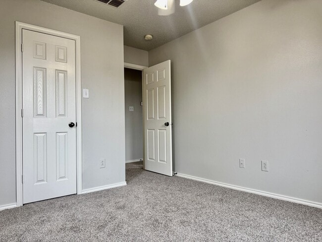 Building Photo - Adorable 2/1/1 Near Marsha Sharp!