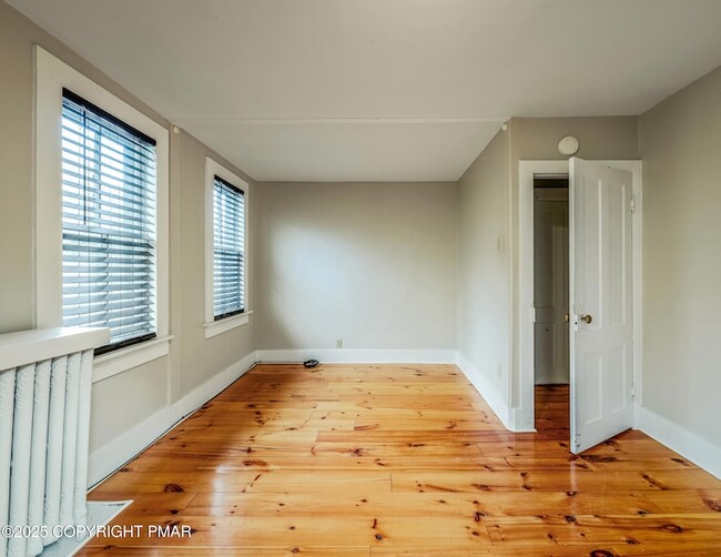 Building Photo - 703 Scott St