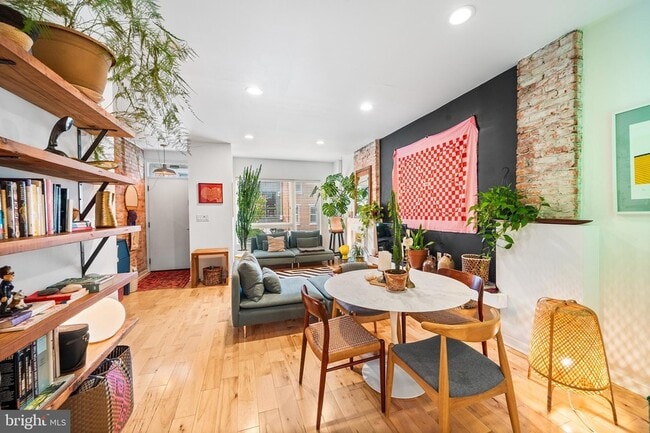 Building Photo - 2222 Oakford St