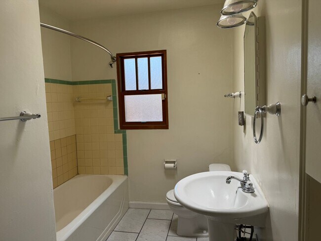 Building Photo - COMING SOON! Charming Mid-Town 3 Bedroom 2 Bath Main House!