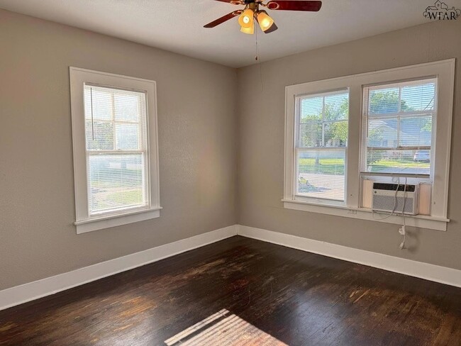 Building Photo - 1916 7th St