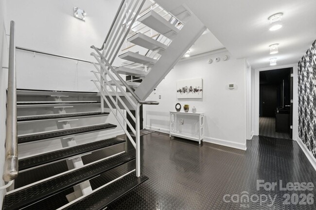 Building Photo - 1124 Dilworth Crescent Row