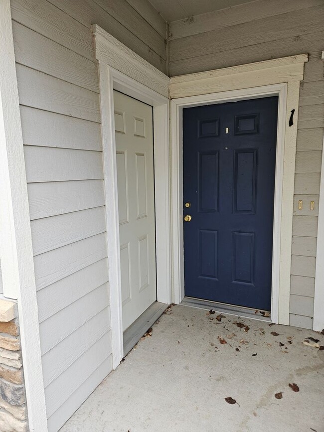 Building Photo - Amazing price amazing location 2 bdrm Condo avail: 7/16