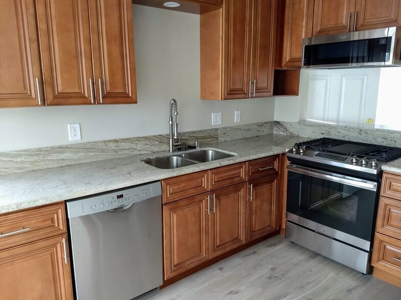 kitchen - sink area - 428 30th St