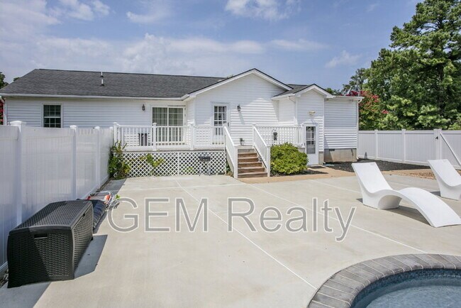 Building Photo - 15617 Mockingbird Ln
