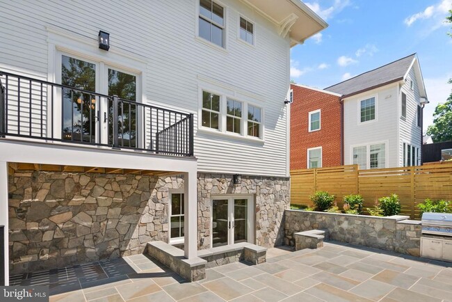 Building Photo - 5022 Cathedral Ave NW