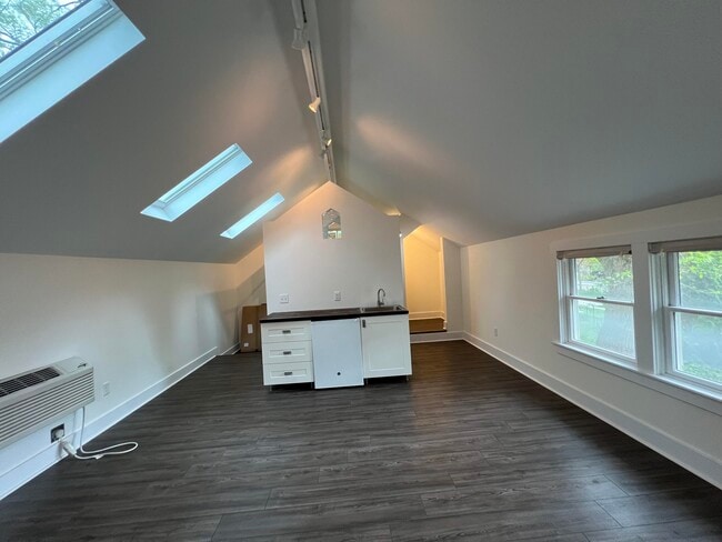 Building Photo - 310 2nd St