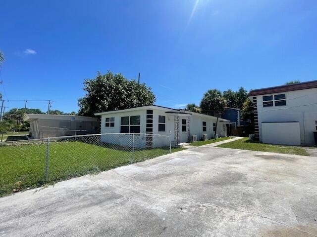 Building Photo - 304 N Tamarind Ave