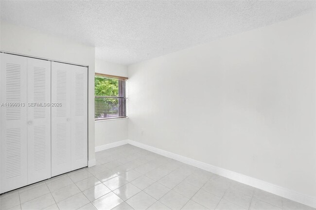 Building Photo - 685 W Park Dr