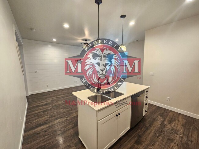Building Photo - Great 3 Bd 2 Ba Townhome 2 Car Garage