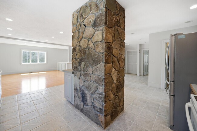 Building Photo - 564 Main St