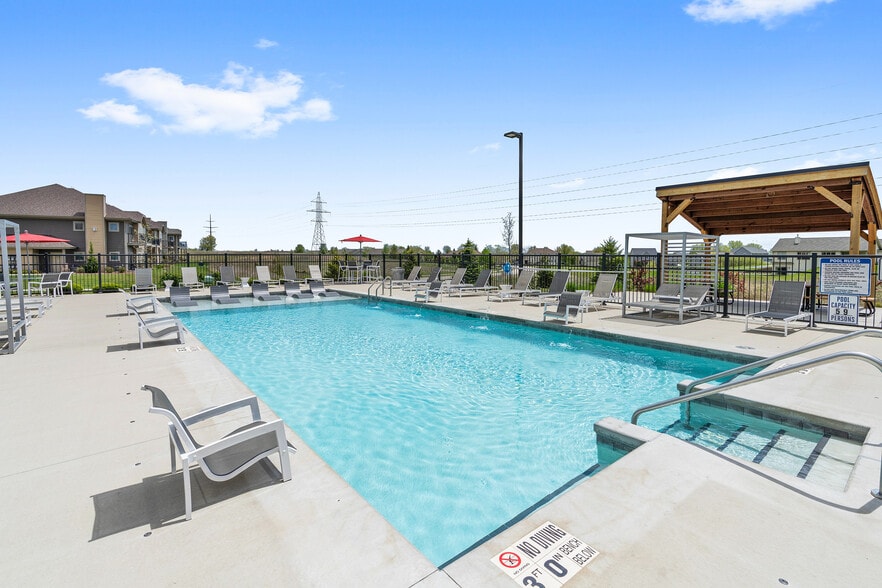High Bluff Sparkling Outdoor Heated Pool - High Bluff Townhomes