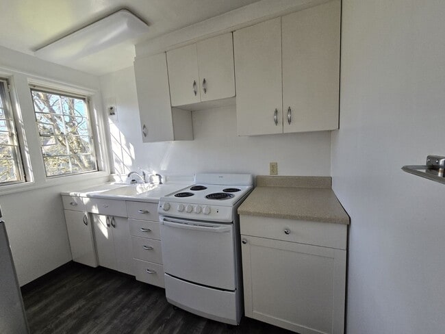 Building Photo - 447 NE Winchester St