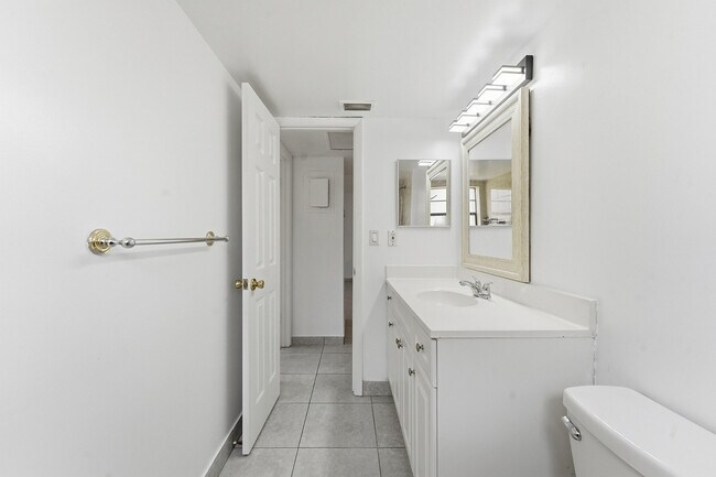 Building Photo - 2671 Riverside Dr