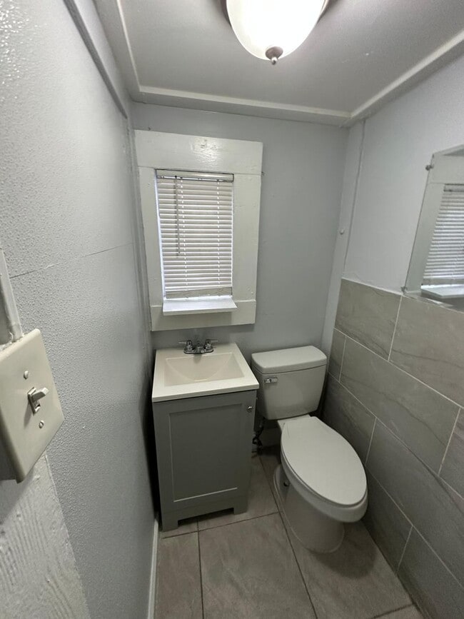 Building Photo - Fully Renovated 1/1 -Single Family  Ready to Move In!