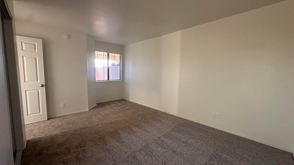 Building Photo - 1675 W Pampas Ln